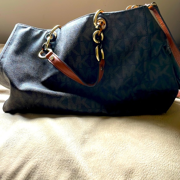 Michael Kors. Barely used. No scuffs or anything - Picture 1 of 4